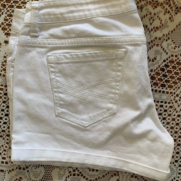 Aéropostale white shorts size 9/10, 98% cotton 2% spandex, Aeropostale - Picture 1 of 6